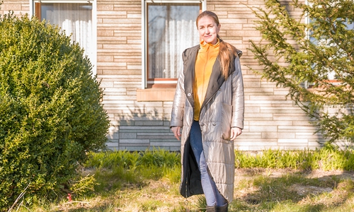 Julia Zhuravska hatte ihr eigenes kleines Geschäft in Kiew, liebte es zu tanzen und Yoga zu machen.  Heute ist sie die einzige in der Familie, die Deutsch spricht.  Sie will anderen Ukrainern in der Region helfen.