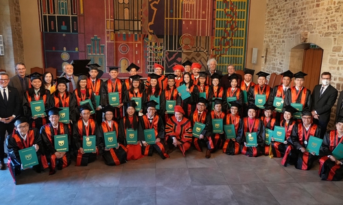 Die 23 vietnamesischen Absolventen nach ihrer feierlichen Zeugnisübergabe in der Dornse. Mit dabei sind neun weitere PJ-Absolventen von der Johannes Gutenberg-Universitätsmedizin Mainz. Diese haben bereits im November 2021 ihre Prüfung erfolgreich abgelegt und waren dabei, um ihre vietnamesischen Arztzeugnisse der Pham Ngoc Thach-Universität HCMC zu erhalten.