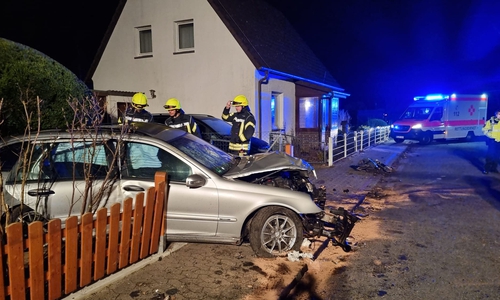 Der Wagen war im Garten eines Hauses gelandet.
