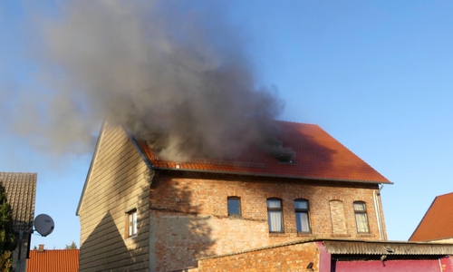 Dunkle Rauchwolken zeugten von dem Brand im zweiten Obergeschoss.