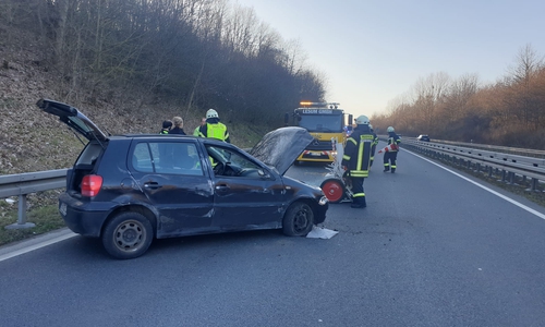 Der Fahrer des Autos wurde schwer verletzt.