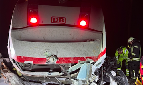 Vom Auto ist nach diesem Unglück nur noch Schrott übrig.