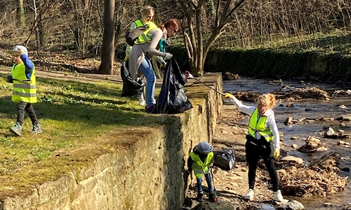 Bei der Müllsammelaktion packen Urte Schwerdtner und Kolleginnen aus dem Büro der Oberbürgermeisterin sowie deren Kinder in den Wallanlagen mit an.