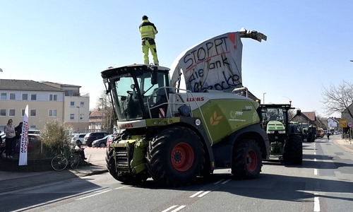 Die Trecker blockierten die Celler Straße.
