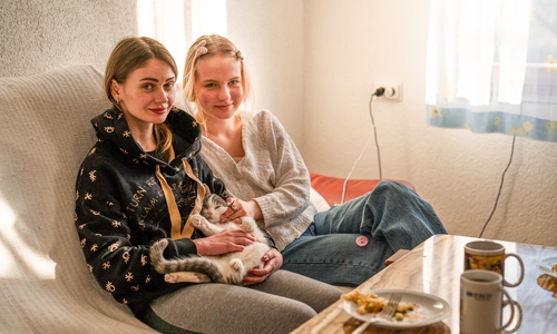 Daria Zhuravska(links) und ihre Schwester Maria in ihrem neuen Zuhause. In Kiew arbeitete Daria in einer IT-Firma, erst seit einigen Wochen. Dann mussten sie fliehen.