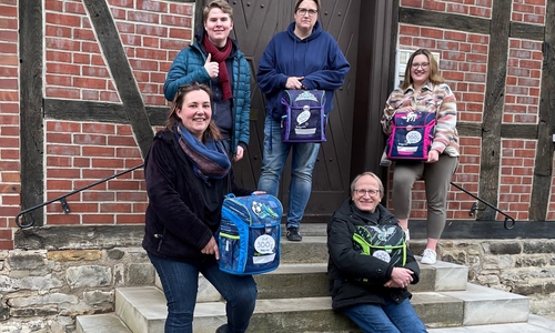 Propsteijugenddiakonin Simone Rieger (obere Reihe, Mitte), Kirchenkreissozialarbeiterin Danica Kahla-Lenk (untere Reihe, links) und Propst Dr. Ulrich Lincoln (untere Reihe, rechts).