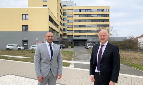 Klinikgeschäftsführer Matthias Hahn begrüßt Mohamed Abuzaid als neuen Chefarzt in Helmstedt.