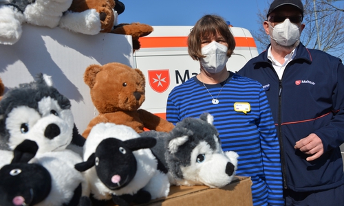 Frank Stautmeister (rechts), Stadtbeauftragter der Malteser Braunschweig, freut sich über die Stofftierspende von Ute Jähnel-Seyferth von IKEA.