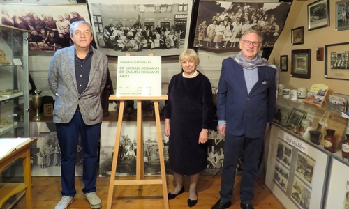 Hausärzte-Ehepaar Carmen und Michael Rohmann übergeben Ortsheimatpfleger Wilhelm Knigge ihr ehemaliges Praxisschild.