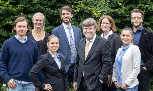 Das Abcalis-Team um Dr. Esther Wenzel (3.v.r.), die Abcalis-Geschäftsführerin Dr. Laila Al-Halabi-Frenzel (3.v.l.) und Professor Stefan Dübel (4.v.r).