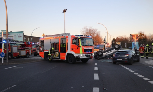 Die Kreuzung musste gesperrt werden. Der Renault rechts war nicht am Unfall beteiligt.