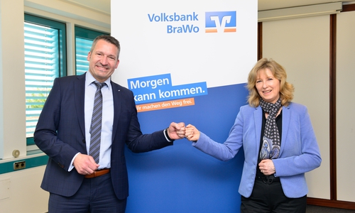 Thomas Heimfarth, neuer Regionalmarktleiter des Firmenkundenbereichs in Wolfsburg und Gifhorn, und Claudia Kayser, Leiterin der Direktion Wolfsburg, von der Volksbank BraWo sehen trotz der Corona-Pandemie und der Ukraine-Krise gute Chancen für die Unternehmen in der Region.  