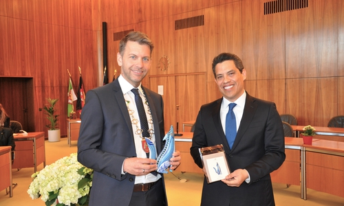 Oberbürgermeister Dennis Weilmann (li.) nimmt das Gastgeschenk des Mexikanischen Botschafters, Seiner Exzellenz Francisco José Quiroga Fernandez, entgegen.