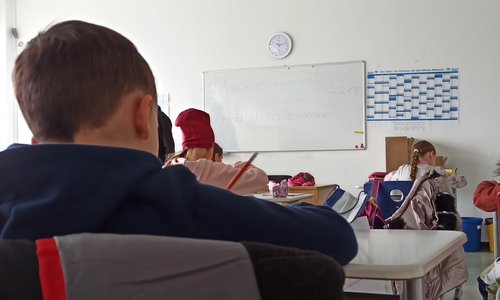 49 Kinder und Jugendliche lernen in den Osterferien Deutsch.