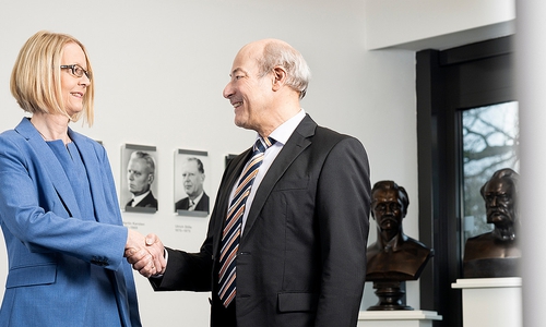 Wechsel im Präsidium: Prof. Dr. Cornelia Denz ist die neue Präsidentin der PTB. Sie übernimmt am 1. Mai das Amt von Prof. Dr. Joachim Ullrich, der in das Präsidium der DPG wechselt.