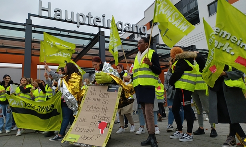 Etwa 60 Beschäftigte des Salzgitteraner Klinikums hatten sich vor dem Haupteingang versammelt.