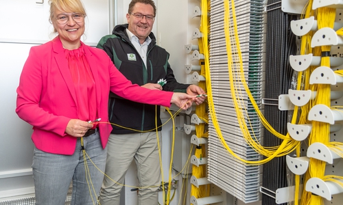Gemeinsame Besichtigung eines Technik-Gebäudes (PoP) am Schützenplatz in Vorsfelde: Ortsbürgermister Sandra Straube freut sich gemeinsam mit Thomas Schulz, Leiter Vertrieb und Kundenservice WOBCOM, über den Abschluss der Glasfaserausbauarbeiten im Stadtteil Vorsfelde Nord. 