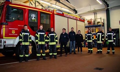 Ortsbrandmeister Falk Bernhardt (Mitte) und die zukünftigen Betreuer der Kinderfeuerwehr.