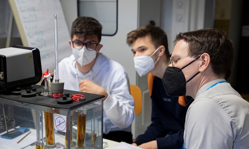 Prof. Dr. Henning Zindler (rechts) und zwei Schüler beim Versuch am Kapillarviskosimeter.