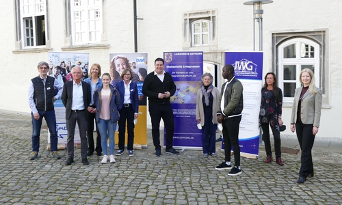 Die Projektbeteiligten um Landrat Tobias Heilmann freuen sich auf einen erfolgreichen Start von „AzuBe“.