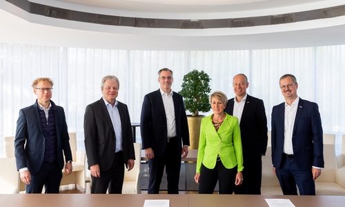 Friedrich Ellebrecht, Verkauf Salzgitter Flachstahl, Ulrich Grethe, Geschäftsbereichsleiter Stahlerzeugung Salzgitter AG, Gunnar Groebler, Vorstandsvorsitzender Salzgitter AG, Christina Eckmann, Einkaufsleitung Mendritzki, Roland Newe und Stefan Brunn (beide Geschäftsführer Mendritzki) (v. li.).