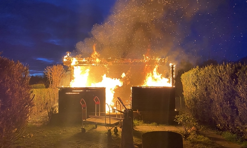Die Gartenlaube stand in Vollbrand.