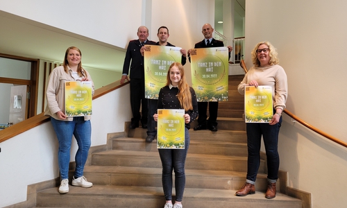 Vorne von links: Serina Hoffmann (Fachbereich Kultur/Soziales), Emily-Joy Iltner (Auszubildende) und Kerstin Meyer (Erste Stadträtin).  Hinten: Torsten Sauerbrei, Dennis Misselhorn und Wolfgang Scharfenberg (alle Feuerwehr Gifhorn).   