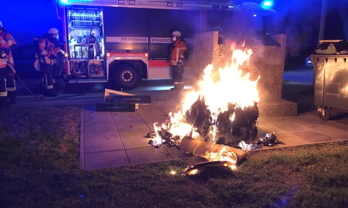 Die Feuerwehr hatte es im Bebelhof gleich mit mehreren Feuern zu tun.