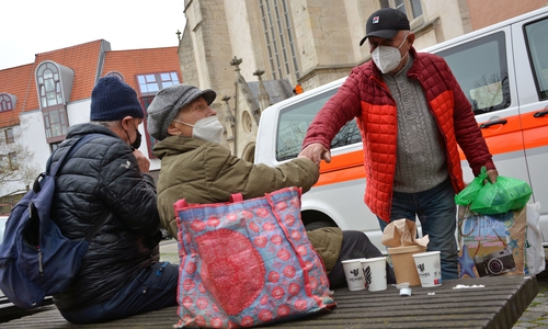 Man kennt sich und genießt gemeinsam Suppe: Gäste des Versorgungsbus der Braunschweiger Malteser.