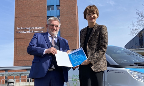 Bundesbildungsministerin Bettina Stark-Watzinger überreicht Bewilligungsbescheide in Höhe von rund zwölf Millionen Euro an Detlef Bade, Präsident der Handwerkskammer Braunschweig-Lüneburg-Stade.