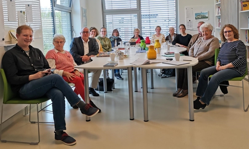 Andreas Meißler (3. v. l.) und Claudia Hesebeck (r.) beraten gemeinsam mit den Ehrenamtlichen und KiTa-Beteiligten.
