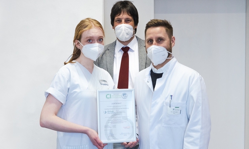  Esther Bens, Audiometristin (links), Prof. Dr. Andreas Gerstner, Chefarzt der Hals-, Nasen-, Ohren-Klinik, und ärztlicher Kollege Sebastian Pollak (rechts) freuen sich über die Zertifizierung.  