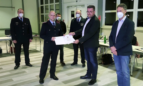 Ortsbrandmeister Jan Behrendt, sein Stellvertreter Florian Leicht, Ortsbürgermeister Robert Steinborn, Gemeindebrandmeister Simon Rebel, Gemeindebürgermeister Andreas Busch und Gemeinderatsvorsitzender Jürgen Haberland bei der Ernennung in der Gemeinderatssitzung.