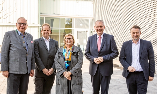  Paul-Werner Huppert, Vorsitzender des Hochschulrats der Ostfalia, Prof. Dr. Gert Bikker, Ostfalia-Vizepräsident für Forschung, Entwicklung und Technologietransfer, Ostfalia-Präsidentin Prof. Dr. Rosemarie Karger, Niedersachsens Wissenschaftsminister Björn Thümler sowie Wolfenbüttels Bürgermeister Ivica Lukanic vor dem neuen Forschungsgebäude Open Mobility Lab am Campus in Wolfenbüttel.