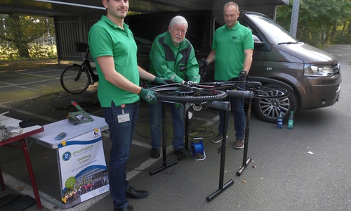 Das Foto zeigt das Codier-Team der Verkehrswacht Wolfsburg beim Codieren eines Fahrrades  und Klaus Seiffert von der Verkehrswacht und Silke Hitschfeld von der Polizei Wolfsburg.