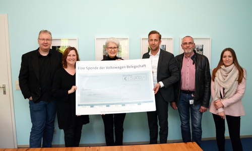 Stefan Schaper (Geschäftsführer AWO), Astrid Sutor (Leiterin Frauenhaus), Heidi Bitterberg (Leiterin des Fördervereins Frauenhaus) erhielten den symbolischen Scheck von den Volkswagen-Vertretern Ralf Witte, Peter Foltenowitsch und Franziska Schneider (v. li.).