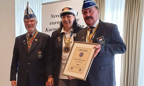 Dieter Heitmann (re.) bei der Ehrung durch die Vereinigung europäischer Karnevalsstädte.