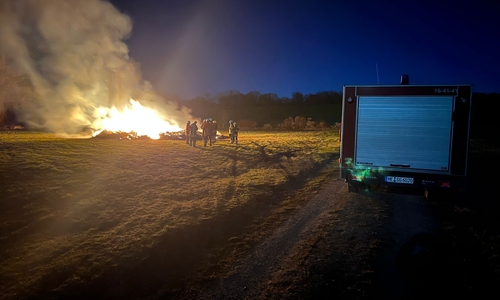 Das Osterfeuer brannte in Ahmstorf ungeplant bereits in der Nacht.