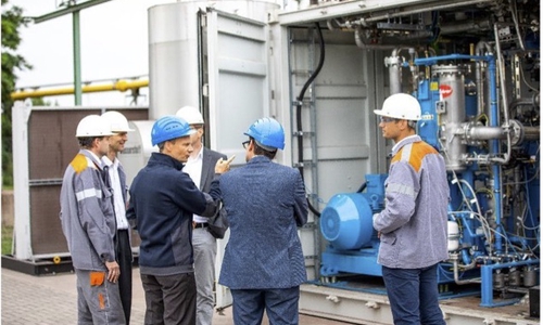 GrInHy2.0 Projektteam vor der Elektrolyse-Anlage im Stahlwerk Salzgitter.