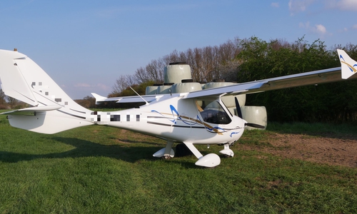 Durch die Notladung wurde das Flugzeug erheblich beschädigt und muss abtransportiert werden. 