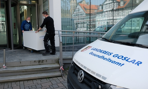 n der Sparkassenpassage in Goslar wird der Landkreis eine von insgesamt zweit stationären Impfstellen einrichten. Heute wurden Möbel für den Bezug der Räumlichkeiten angeliefert. Die Impfstation soll voraussichtlich in der Woche nach Ostern eröffnen. Die zweite Impfstation soll auf dem Gelände der Berufsbildenden Schulen in Seesen eingerichtet werden. Ein Öffnungstermin wird dort für Anfang Mai avisiert.  