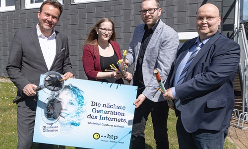 Thomas Heitmann (Geschäftsführer htp-GmbH), Theresia Breitmoser (htp), Frederik Brandt (Samtgemeindebürgermeister Baddeckenstedt) und Peter Scheer (Prokurist Netzgesellschaft Braunschweiger Land) (v. li.).