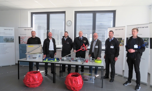 Roland Junge (Brandschutzbeauftragter Bertrandt GmbH v. l. n. r.), Ralf Domogalla (Vice President Operations Bertrand GmbH), Jan Wehrstedt (stellv. Gemeindebrandmeister), Simon Rebel (Gemeindebrandmeister), Tobias Breske (Verwaltungsleitung Gemeinde Lehre), Maik Goerke (2. stellv. Gemeindebrandmeister) und Marcel Taraschewski (Brand- und Katastrophenschutz Gemeinde Lehre).