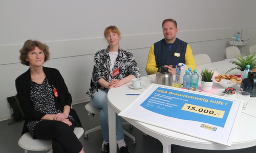 Heidi Bölsche (Kindermittagstisch und Hausaufgaben Hilfe), Melanie Schulze (SOS Mütterzentrum Salzgitter) und Peter Becker (Market Manger IKEA Braunschweig) (v. li.).