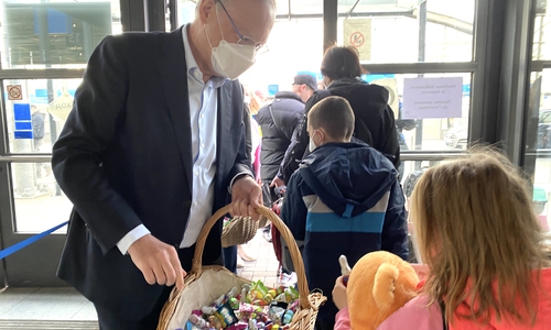 Ministerpräsident Stephan Weil hat am Dienstag vier große Osterkörbe zur Landesaufnahmebehörde auf das Messegelände in Hannover gebracht und dort Ostereier an Geflüchtete aus der Ukraine verteilt.