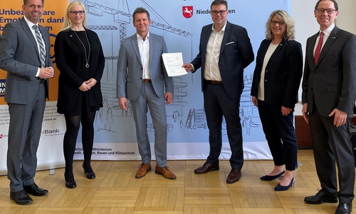 Gemeinsam für den Wohnungsbau in Braunschweig (v.l.n.r.): Bauminister Olaf Lies und Dr. Ann Katrin Buchs (Bauministerium) übergeben die Förderzusage an Dirk Sievers (Geschäftsbereichsleitung) und Vorstandsmitglied Alexander Faul (beide Braunschweiger Baugenossenschaft). Mit dabei: Kerstin Weitze (Wohnraumförderung NBank) und Dr. Ulf Meier (Vorstandsmitglied NBank).