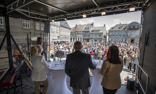 Auf dem Marktplatz verfolgten Goslarer und Gäste die beiden Talkrunden auf der Bühne, bevor sie im Anschluss das Rathaus erkundeten.