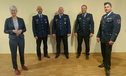 Landrätin Christiana Steinbrügge, designierter Kreisbrandmeister Florian Graf, designierter Abschnittsleiter West Alexander Steek, designierter stellvertretender Abschnittsleiter West Daniel Zalesinski, amtierender Kreisbrandmeister Tobias Thurau.
