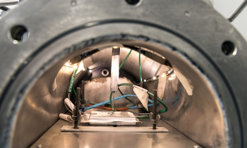 Batteriezell-Untersuchungskammer: Hier finden mechanische Sicherheitsuntersuchungen von Li-Ionen- Batteriezellen mit simultaner Gasanalytik statt. So kann das Gefährdungspotential verschiedener Materialen festgestellt werden.