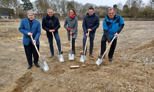 Engelbert Maus (Geschäftsführer Frankonia-Unternehmensgruppe), Klaus Saemann (Bürgermeister Stadt Peine), Lara-Maj Steiger (Projektentwicklung Frankonia), Benjamin Hobein (Bauleiter Frankonia), Hans-Jürgen Tarrey (1. Stadtrat).
